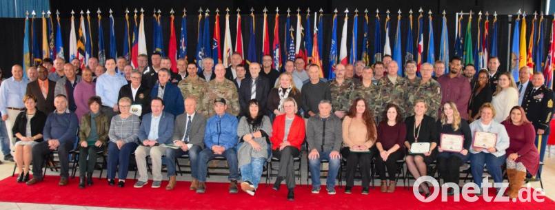 Zusammen bringen es die Arbeitsjubilare bei der US-Army in Hohenfels auf insgesamt 1840 Dienstjahre. Dazu gab es Urkunden und die Gratulation der Kommandeure, Dienststellenleiter und der Bürgermeister aus den Umlandgemeinden. Bild: bö