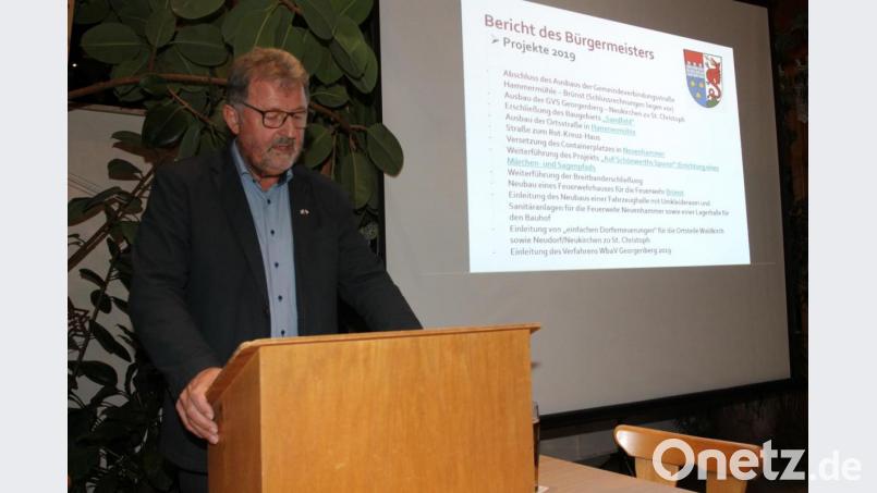 Bürgermeister Johann Maurer legt bei seiner letzten Bürgerversammlung detaillierte Zahlen vor. Bild: pi