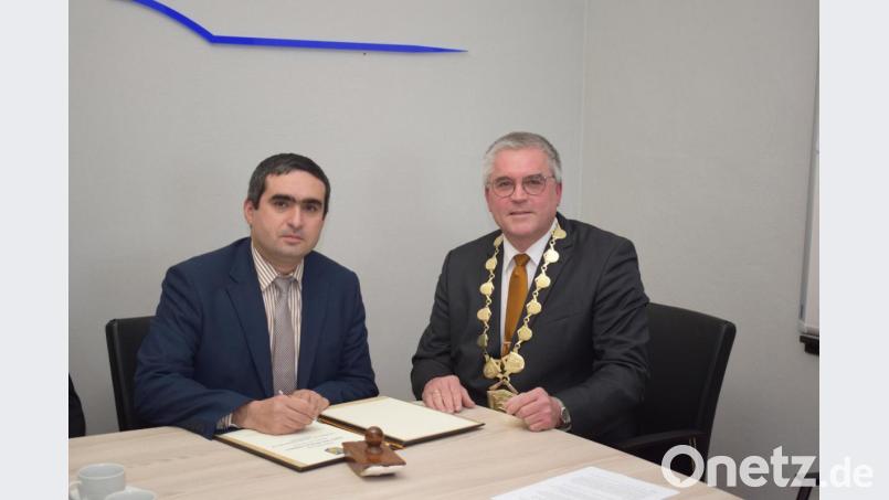 Der ukrainische Konsul Dmytro Shevcherko trug sich in das Goldenen Buch der Stadt Pfreimd ein und dankte der "Aktion Tschernobyl" für die großartige Hilfe für sein Land. Bild: bnr