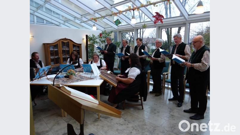 Das Ensemble der Waidhauser Stubenmusik im Wintergarten des Caritas Altenheimes in der Friedlandstraße Bild: Nicole Koller
