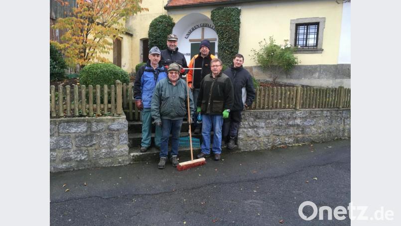 Von den OWV-Mitgliedern wird das Ehrenmal in Thanhausen gepflegt. Im Bild (von links) Willi Schwägerl, Josef Hecht (hinten), Hubert Schwamberger, Alois Sladky, Norbert Falk und Wolfgang Gleißner. Bild: rdh