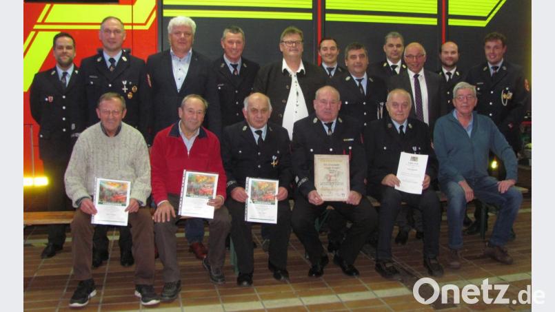 Beim Kameradschaftsabend der Feuerwehr wird Anton Schmidt (sitzend Zweiter von rechts) für 40 Jahre aktive Dienstzeit ausgezeichnet. Zum Ehrenmitglied wurde Horst Meier (sitzend Dritter von rechts) ernannt. Bild: sei