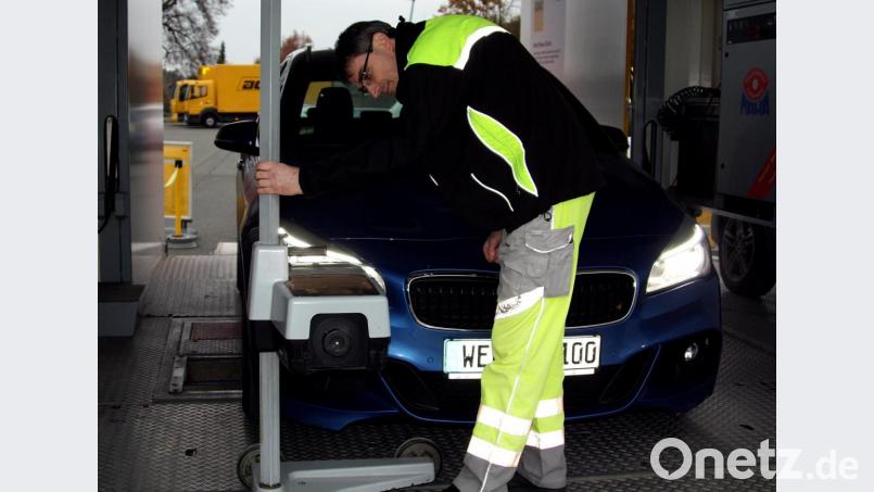 Nach Abschluss der Prüfungen erhalten die Autofahrer ein Protokoll, in dem die gemessenen Werte mit den Grenzwerten verglichen und ausgewertet werden. Bild: R. Kreuzer