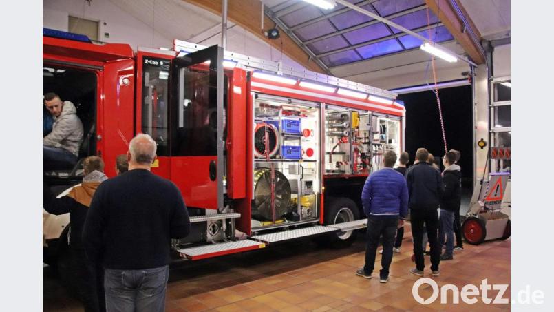 Viele Kameraden schauten sich das neue LF20 an. Bild: jma