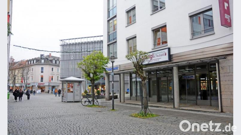 Die Räume der früheren Buchhandlung Stangl sind leer. Von einem Leerstand kann aber keine Rede sein, da eine neue Nutzung bereits feststeht. Hier zieht das Kaufhaus Witt ein. Bild: gabriele Schönberger