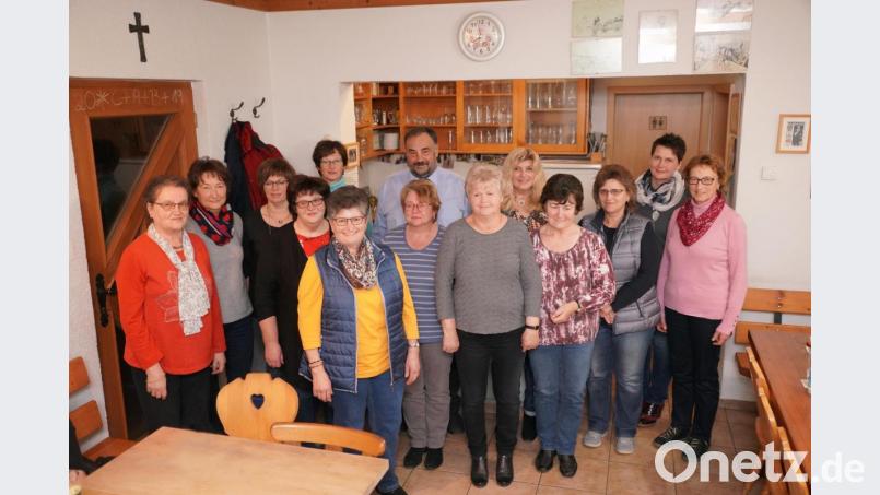 Maria Striegl (Vierte von links) ist weiterhin die Vorsitzende der Garten- und Blumenfreunde Lennesrieth Bild: fvo