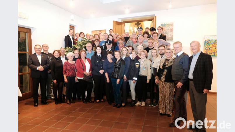 Verleihung von Ehrenamtskarten an Ehrenamtliche verschiedener Organisationen durch Bürgermeister Martin Preuß (links). Bild: Stadt Amberg, Catherine Dill