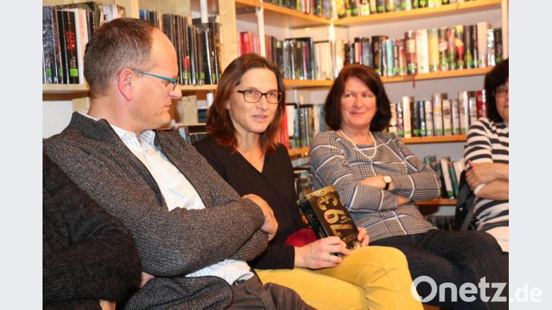 Margit Dobmeier (Mitte) schwärmte vom Schwedenkrimi „1793“. Bild: rpp