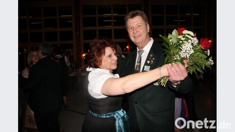 Den Tanz eröffneten Gauschützenmeister Manfred Zölch und die Schönhaider Schützenliesl Andrea Dietl. Bild: wro