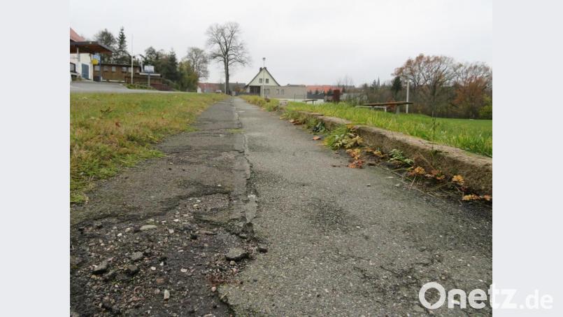 Der Gehsteig am alten Sportplatz ist aus Sicherheitsgründen seit mehreren Monaten gesperrt. In den nächsten Tagen wird hier mit den Renovierungsarbeiten begonnen. Bild: ow