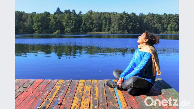 Es gibt verschiedenste Möglichkeiten, Achtsamkeit zu üben. Ein Ausflug in die Natur ist eine davon, setzen Sie dabei ganz bewusst Ihre Füße auf den Boden, spüren Sie den Wind im Gesicht. Bild: ArTo – stock.adobe.com