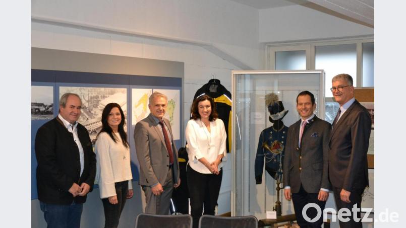 Ein kleiner Teil der Sonderausstellung „Die Post vor 100 Jahren und heute“ wurde extra für Digital-Staatsministerin Dorothee Bär (Vierte von links) noch einmal aufgebaut. Von links: Josef Schwägerl, Marion Papsch vom Museumsteam, Bürgermeister Roland Grillmeier, MdB Albert Rupprecht und Post-Niederlassungsleiter Stefan Friedl. Bild: rti