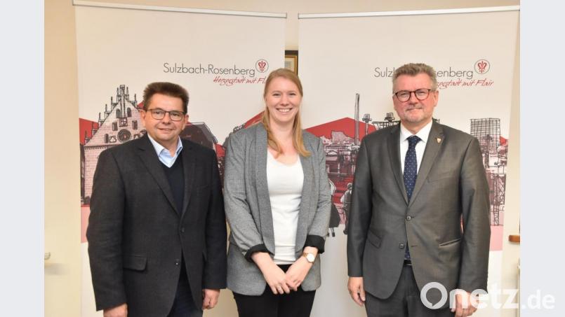 Nina Mutzbauer (Mitte) ist bei der Sulzbach-Rosenberger Verwaltung für das Stadtmarketing zuständig.Kulturamtsleiter Fred Tischler (links) und Erster Bürgermeister Michael Göth freuen sich auf die Zusammenarbeit. Bild: Andreas Royer