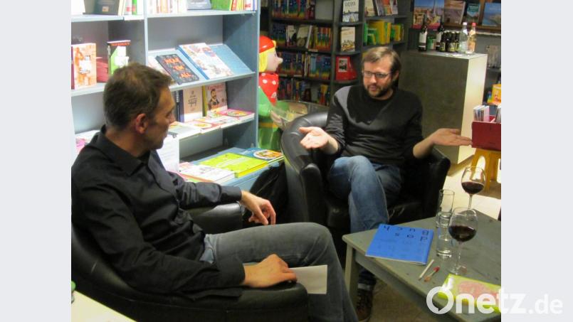 Mit-Verleger Jonas Engelmann (rechts) und Gastgeber Ralf Volkert hatten viel zu besprechen beim Büchermacher-Abend. Bild: aks