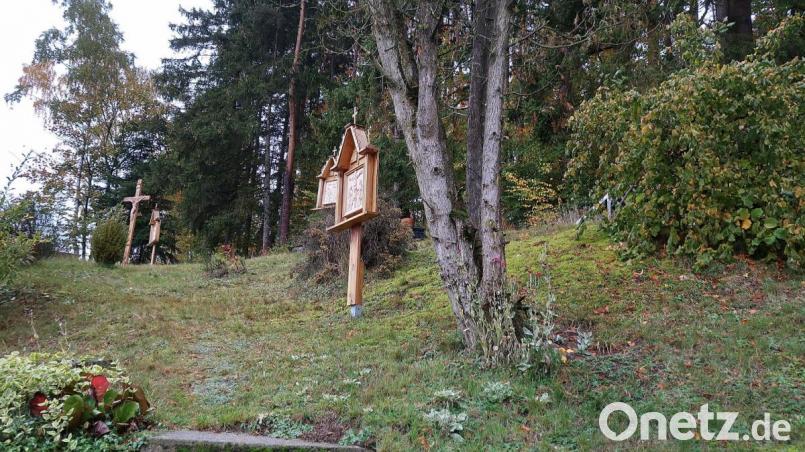 Ein ideales Gelände für einen Kreuzweg bietet der Garten von Hans Vogl. Nach 14 Stationen und einem steilen Anstieg folgt ein großes Kreuz. Bild: bsc