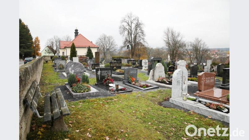 Nach der einstimmigen Votum des Stadtrats über die neuen Friedhofsgebühren prangerte Stadtrat Dr. Hans Rose den Zustand des Friedhofs an. Bild: njn