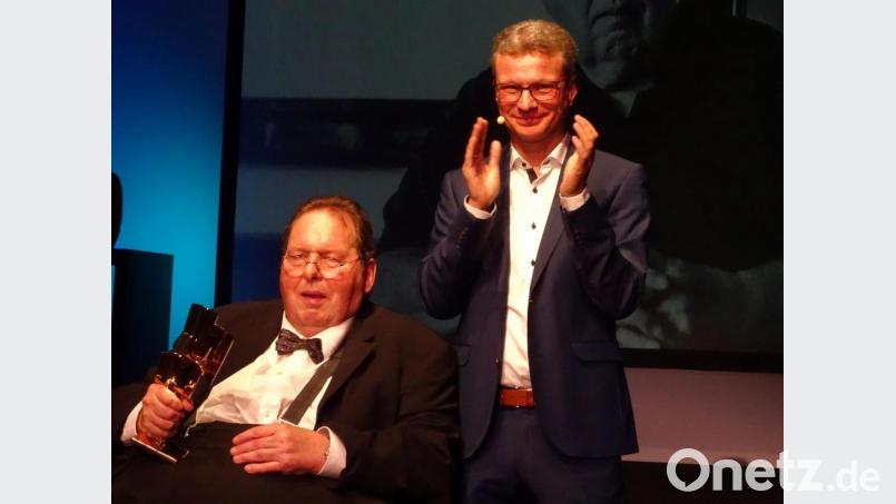 Ovationen für einen Mann, den der Staatsminister für Wissenschaft und Kunst, Bernd Sibler (rechts), als den bekanntesten und populärsten bayerischen Schauspieler beschrieb: Ottfried Fischer, schwer von seiner Krankheit gezeichnet, erhielt den Kulturpreis des Bayernwerks für sein Lebenswerk. Bild: Wolfgang Houschka