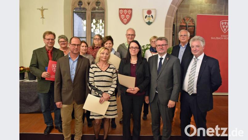 Jubilarehrung der Stadt im Rathaus mit (von links) Johannes Hartmann, Dagmar Rösl, Personalleiter Roland Maul, Valentina Lusin, Personalratsvorsitzende Petra Schilling, Anneliese Matheja, Helga Sporrer, Manfred Förtsch, Stefanie Steiner, Hannelore Mutzbauer, Bürgermeister Michael Göth, Dietmar Renner und Stadtrat Helmut Pilhofer. Bild: Andreas Royer