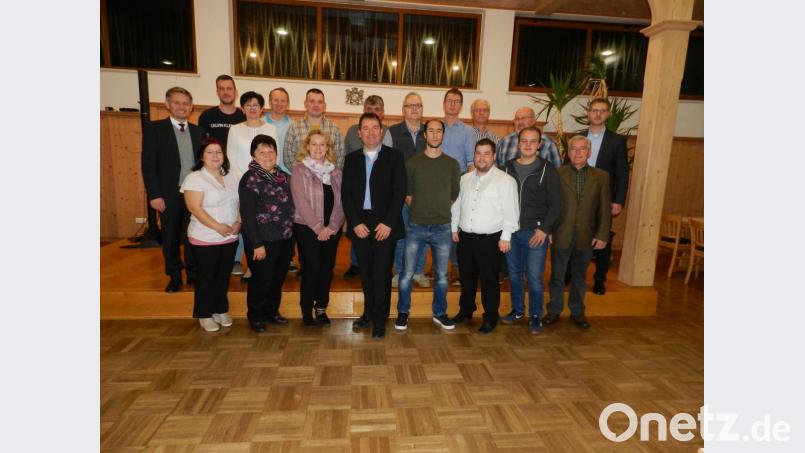 Diese Frauen und Männer stellen sich am 15. März 2020 mit Alexander Goller (vorne, Mitte) auf der Liste des CSU-Ortsverbands zur Wahl. MdL Tobias Reiß (links) gratuliert den Nominierten. Bild: rn