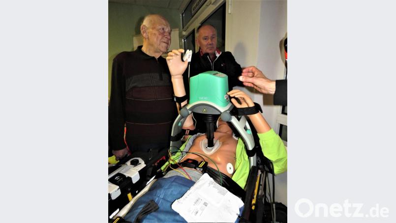 &quot;Lucas&quot; fand bei den Vortragsbesuchern viel Interesse. Das Gerät unterstützt die Sanitäter beim Reanimieren einer Person, die eine Herzattacke hatte. Bild: ubb
