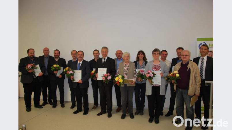 Lebenshilfe-Vorsitzender Eduard Freisinger (Zweiter von links) und Stellvertreter Bernhard Vahle (rechts) überreichen den Stiftungsgründern Urkunden. Bild: gsp