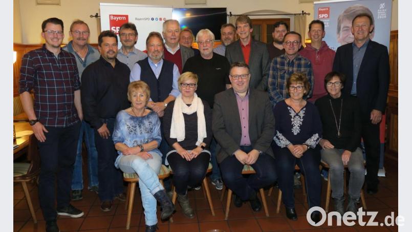 Die Kandidaten für den Marktgemeinderat mit Bürgermeisterkandidat Daniel Weidner (vorne, Mitte), Landratskandidat Michael Rischke (hinten, Fünfter von links), stellvertretendem Kreisvorsitzenden Richard Gaßner (links) und Vorsitzendem Josef Götz (hinten, Siebter von rechts). Bild: exb
