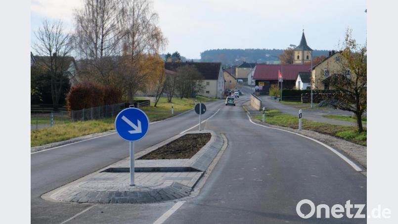 Nach dem Abschluss der Bauarbeiten für den Fahrbahnteiler auf der Staatsstraße in Höhe des FC-Sportheimes in Tremmersdorf hoffen die Kommunalpolitiker auch auf ein angepasstes Verhalten der Verkehrsteilnehmer. Bild: do