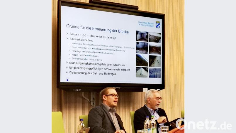 Hannes Neukam vom Staatlichen Bauamt und Bürgermeister Manfred Rodde (von links) stellten dem Marktrat die Planungen zur Brückensanierung vor. Diskussionen gab es zum Thema Umleitung des Verkehrs. Bild: Thomas Dobler