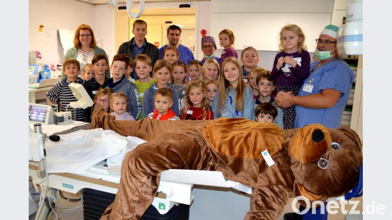 Maskottchen Felix ist krank, oh weh! Doch viele kleine Kinderhände pflegten den Bären am Buß- und Bettag gesund. Bild: exb/Marion Hausmann