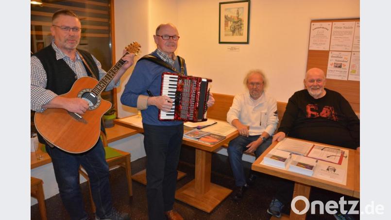 Für gute Laune im Mehrgenerationenhaus sorgen die Musiker Martin Betz und Anton Schmaus sowie die Autoren Walter J. Pilsak und Hans-Günther Lauth (von links). Bild: jr