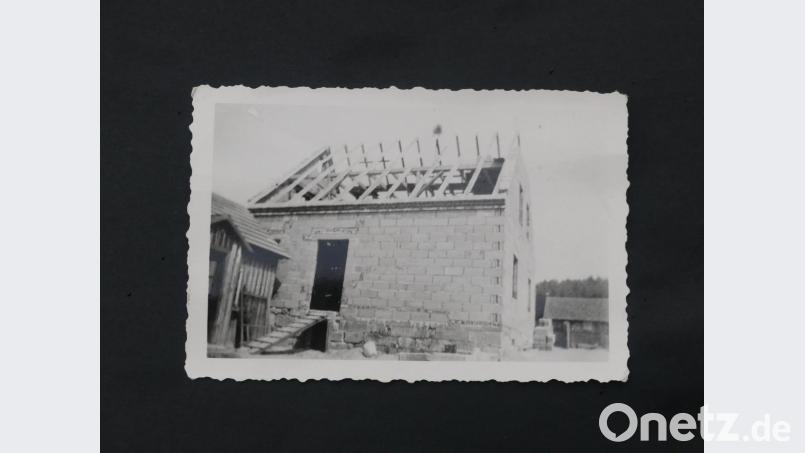 Überwiegend in Eigenleistung baute Johann Pscheidt neben seinem Behelfsheim ein Wohnhaus, das 1953 bezugsfertig war. Auch die anderen Gebäude in Apfelbach, zum großen Teil entlang der heutigen Talstraße, hatten nahezu die gleiche Größenordnung. Sechs von ihnen blieben bisher nahezu unverändert. Johann Pscheidt war der einzige Siedler, der vorher nicht in einer Ortschaft im Truppenübungsplatz wohnte. Er hatte nach einem langen Treck, der in Oberschlesien begonnen hatte, in Höfen eine Unterkunft gefunden. Repro: rn