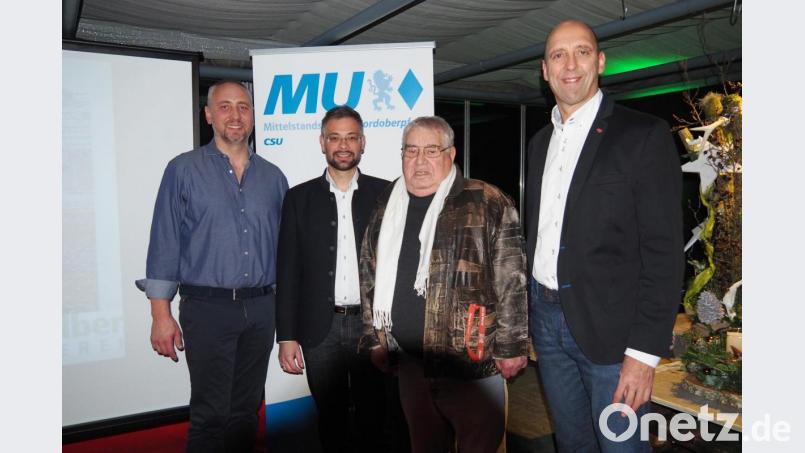 Referenten und Veranstalter des Abends unter dem Motto "Wirtschaft versus Klima". Von links: Reiner Steinhilber (Gärtnerei Steinhilber), Alexander Herzner (OTH Amberg-Weiden), Horst Schellkopf (AKU) und Harald Gollwitzer (MU). Bild: Bühner