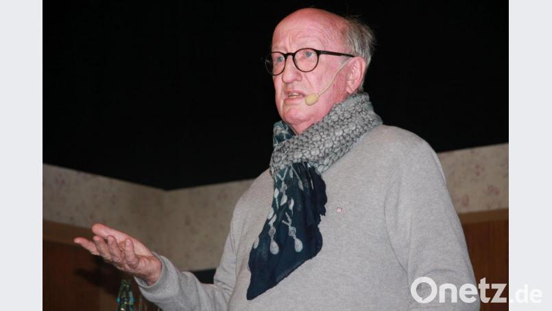 „Eltern müssen den Mut zum Fehler haben und unvollkommen sein.“ Jan-Uwe Rogge kam mit seiner frechen Art in Wiesau gut an. Bild: wro