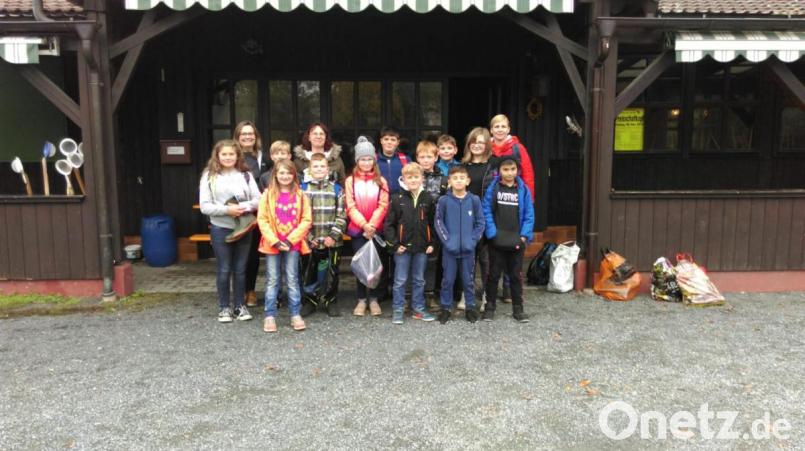 Die Schüler zusammen mit Jugendleiterin Anita Köppl (hinten Zweite von links), Sabine Schönberger (hinten rechts) und Jasmin Regner (hinten links). Bild: FVS/exb
