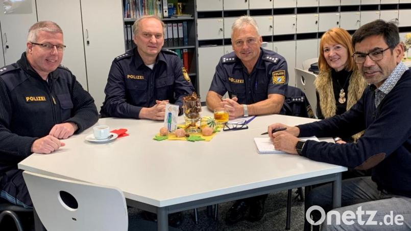 Der Kontaktbeamte Martin Behrendt (von links), Walter Schäffler, stellvertretender Dienststellenleiter der Polizeiinspektion Eschenbach, sowie Dienststellenleiter Werner Stopfer, Konrektorin Ruth Seitz und Schulleiter Thomas Schmidt treffen sich zum Sicherheitsgespräch in Grafenwöhr. Bild: rgr