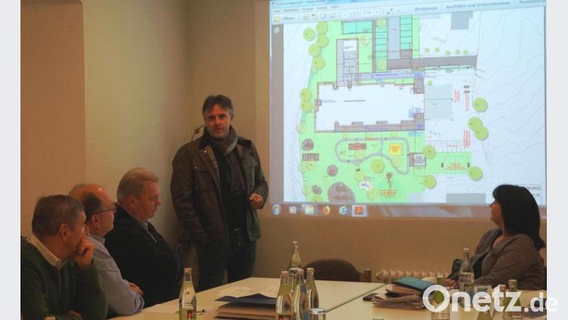 Architekt Christian Schönberger (stehend) gab den Räten einen Sachstandsbericht zu den Außenanlagen des Kindergartens. Bild: weu