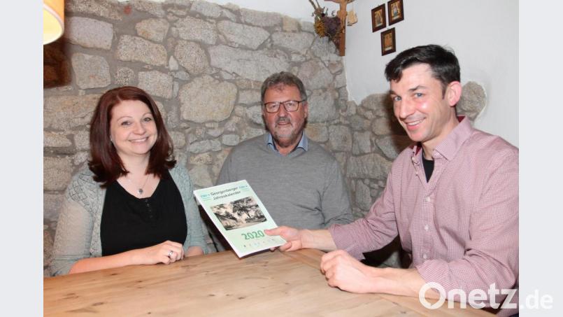 Marina Hirnet und Bürgermeister Johann Maurer (von links) würdigen bei der Präsentation das Engagement von Oswald Hamann. Bild: pi