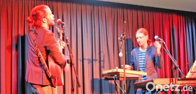 Das Duo &quot;November Me&quot; präsentierte sich bei der &quot;Klein&amp;Kunst&quot;-Reihe in weiden von der besten Seite Bild: stg