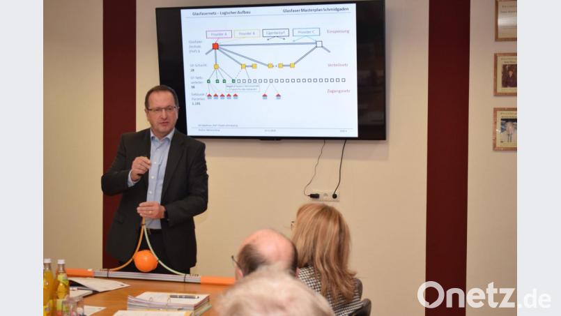 Siegbert Reuther zeigt am Modell wie ein Glasfaserhausanschluss aussieht. Bild: bnr