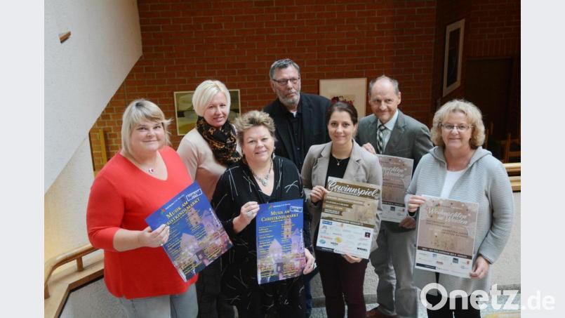Erstmals richtet die Stadt den Christkindlmarkt aus. Gertrud Wittmann (Event), Rechtsdezernentin Nicole Hammerl, Kulturamtsleiterin Petra Vorsatz, Marktmeister Peter Rackl, Andrea Schild-Janker (Stadtmarketing), Reinhold Gailer (Amt für Öffentliche Ordnung) und Silvia Patschnik (von links) stellen die Neuerungen vor. Bild: Gabi Schönberger