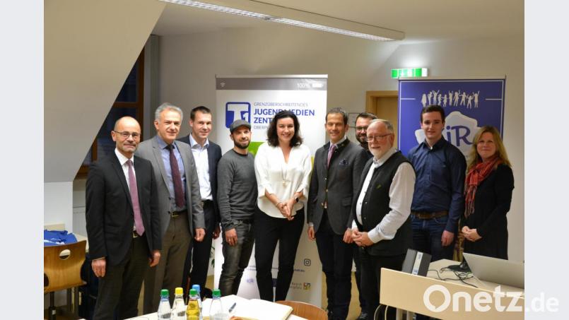 Digital-Staatsministerin Dorothee Bär (Fünfte von links) tauschte sich mit T1-Leiter Philipp Reich (Vierter von links), weiteren Verantwortlichen des Jugendmedienzentrums und CSU-Politikern zu den Themen Medienkompetenz und Digitalisierung der Schulen aus. Bild: rti