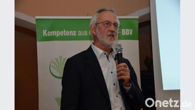BBV-Geschäftsführer Hans Winter informiert, dass die BBV-Geschäftsstelle Weiden nach seinem Eintritt in den Ruhestand zu einer Verbund-Geschäftsstelle mit Tirschenreuth zusammengelegt werden soll. Bild: dob