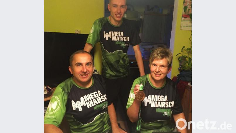 Olaf, Mario und Anna Schlegel treiben nicht regelmäßig Sport und sind stolz auf ihre Leistung. Für die 50 Kilometer von Nürnberg nach Neumarkt haben sie neuneinhalb beziehungsweise gute acht Stunden gebraucht. Bild: ihl