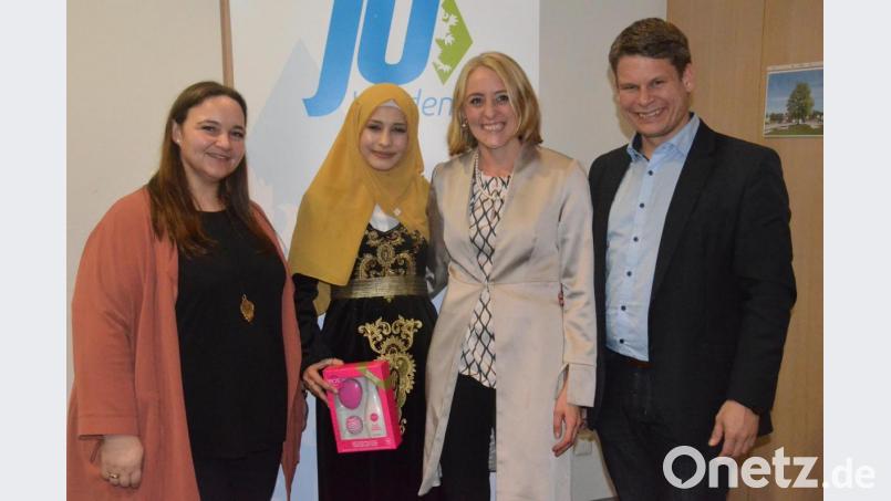 Über ihre Erfahrungen während und nach der Flucht aus Syrien spricht die 16-jährige Schülerin bei der Jungen Union mit (von links) JU-Chefin Susanne Hayo, Maria Sponsel und Benjamin Zeitler. Bild: Kunz