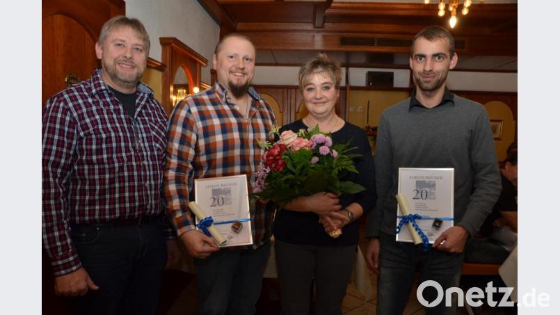 Firmenchef Paul Hopf überreichte seinen treuen Mitarbeitern Manuel Keim, Petra Gilch und Stefan Grünauer (von links nach rechts) neben einer Urkunde auch Ehrennadeln und Präsente. Stefan Grünauer wurde zudem zur bestandenen Meisterprüfung gratuliert. Bild: dob