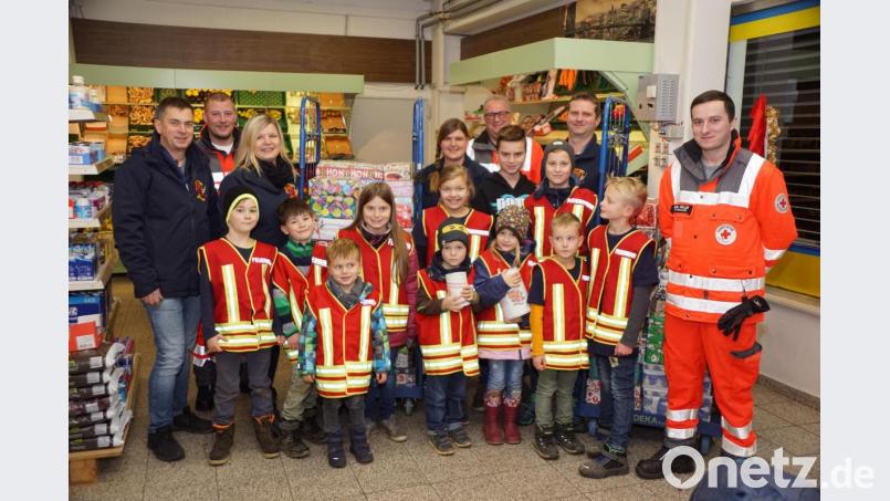 Fleißig sammeln die kleinen Feuerdrachen für Kinder in Not und für die Helfer vor Ort. Unterstützt werden sie dabei von Alexander Danzer, Florian Hösl, Tanja Scheitler, Ramona Busch, Jörg Müller, Stephan Schlicht und Daniel Müller (von links). Schwer zu tragen haben Emil und Maxima (Mitte) an ihren Sammelbüchsen. Bild: bkr
