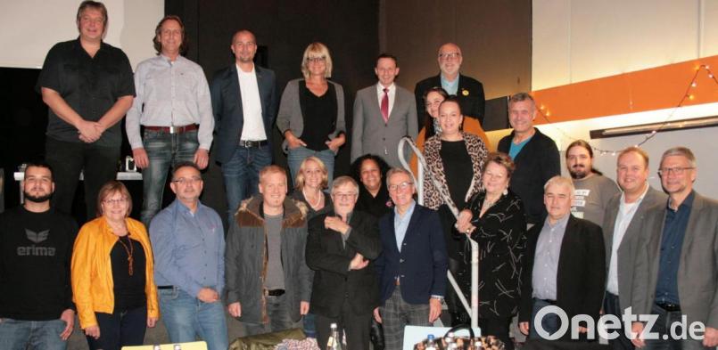 Erstmals führt Florian Vogel (hinten, Dritter von links) Regie bei einer Vollversammlung des Stadtjugendrings. Mit auf dem Bild der Vorstand und die Ehrengäste. Bild: rg