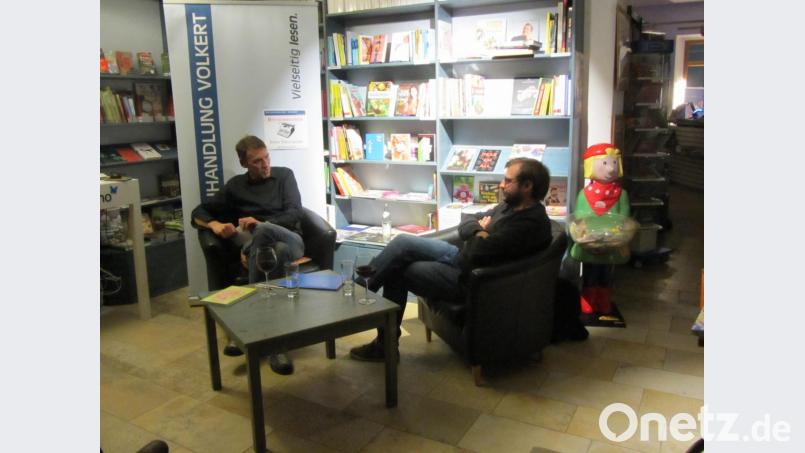Mit-Verleger Jonas Engelmann (rechts) und Gastgeber Ralf Volkert hatten viel zu besprechen beim Büchermacher-Abend. Bild: aks