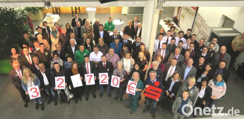 Die Sparkasse im Landkreis Schwandorf schüttete ihr Füllhorn aus und überreichte 59 Vertretern gemeinnütziger Vereine Spenden von insgesamt 32 720 Euro. Bild: Hirsch