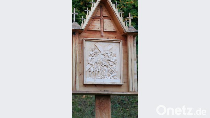 Reliefs aus Lindenholz sind derzeit in den je zwei Meter mal 90 Zentimeter großen Stationen verankert. Bild: bsc